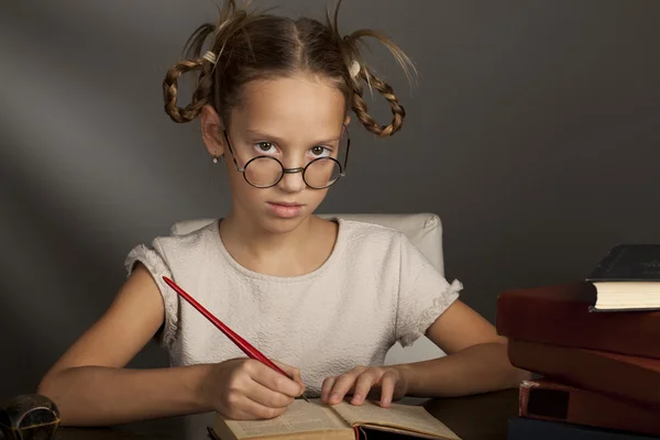 8 Jahre alt mit Büchern — Stockfoto