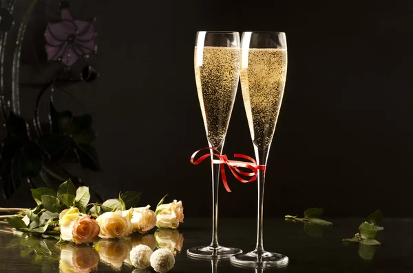 Dvě sklenice šampaňského na tmavém pozadí — Stock fotografie