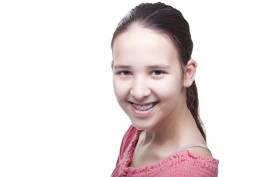 Beyaz bir arka planda olumlu gülümseyen kız