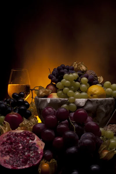 화이트 와인의 유리를 가진 과일 — 스톡 사진