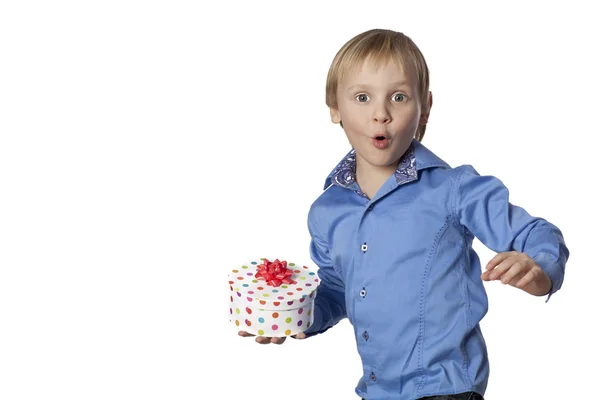 Piccolo ragazzo con viso divertente e presente — Foto Stock