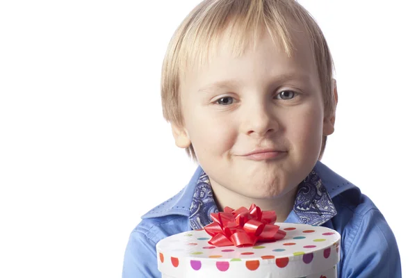 Grappige jongen met heden — Stockfoto