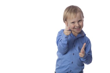 boy gülümseyerek olumlu