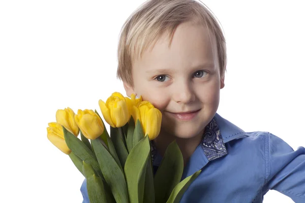 Chico con tulipanes amarillos está mirando a la derecha —  Fotos de Stock