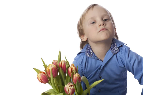 Malý chlapec s tulipány — Stock fotografie