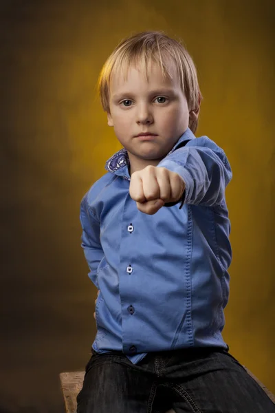 Ragazzo tende una mano in un pugno — Foto Stock