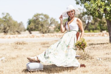 yaz günü genç kadın