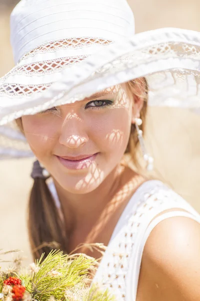 Junge Frau im Sommertag — Stockfoto