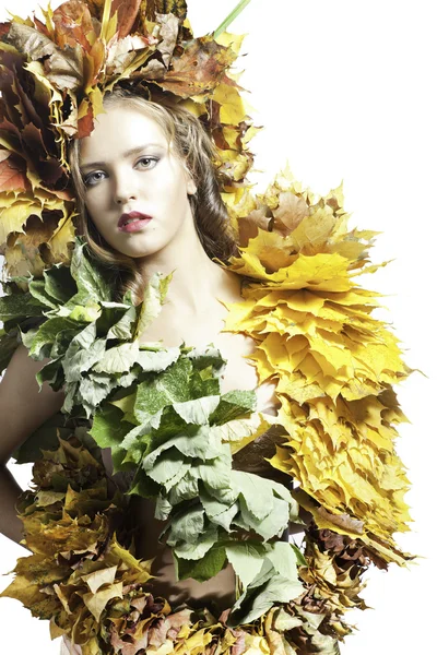 Νεαρή γυναίκα με κίτρινα φύλλα — Φωτογραφία Αρχείου