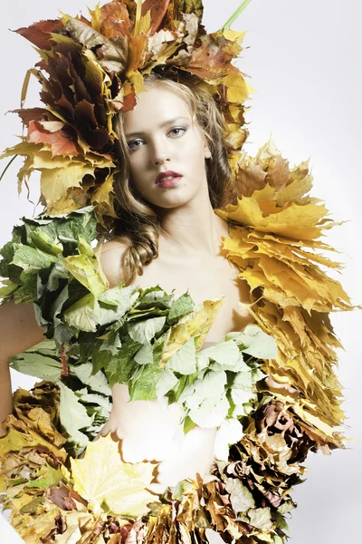 Ung kvinna med gula blad — Stockfoto