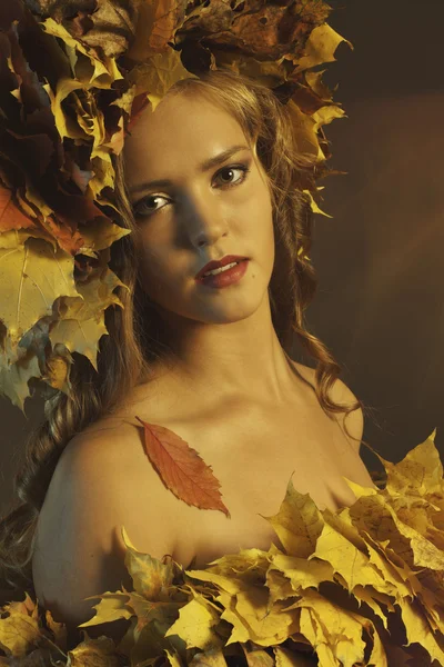 Mujer joven con hojas amarillas —  Fotos de Stock