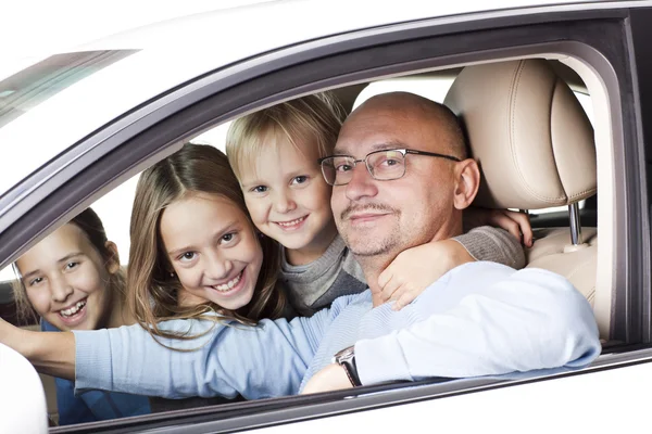 Szczęśliwy ojciec z dziećmi w samochodzie — Zdjęcie stockowe
