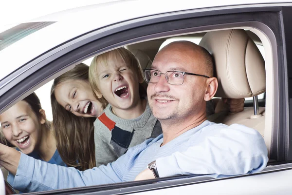 Padre feliz con los niños en el coche — Foto de Stock