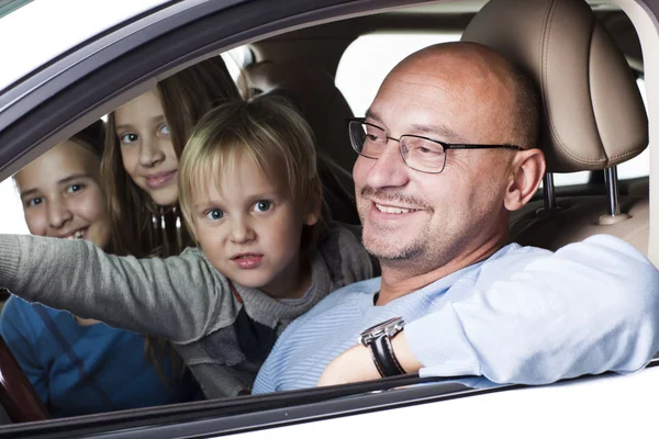 Huppy Atya a gyermekek egy autó — Stock Fotó