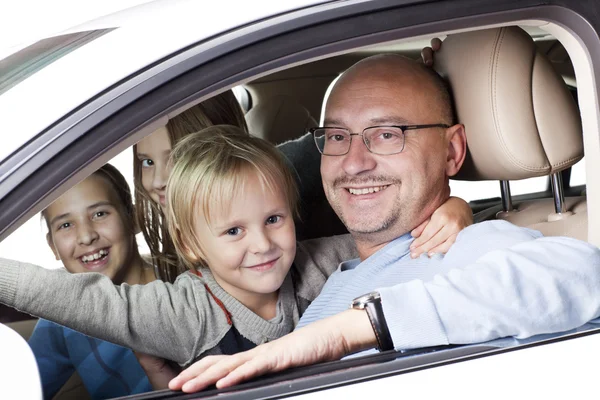 Счастливый отец с детьми в машине — стоковое фото
