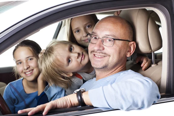 Ayah kurus dengan anak-anak di dalam mobil — Stok Foto