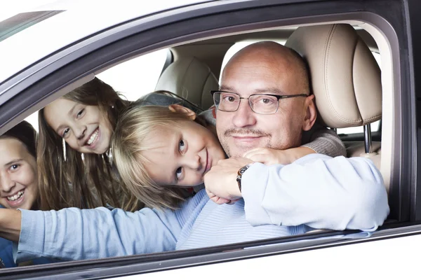 Щасливий батько з дітьми в машині Ліцензійні Стокові Фото