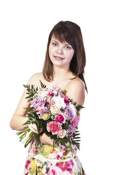 Fiatal mosolygós nő virágokkal — Stock Fotó