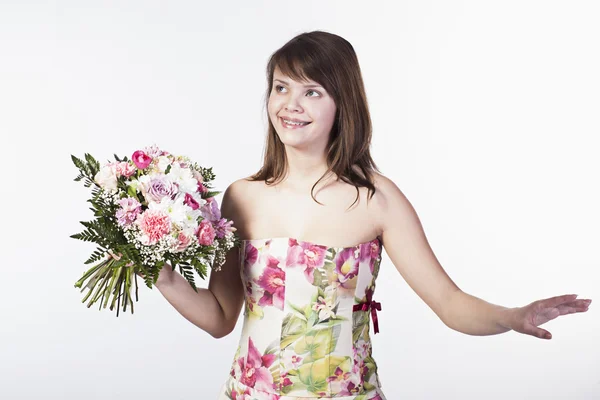 花束を持つ若い女 — ストック写真