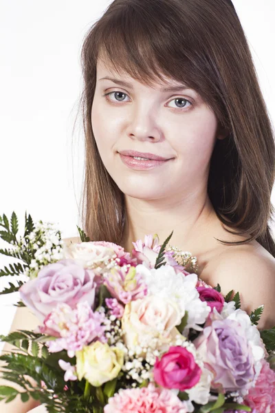 Jovem mulher sorridente com flores — Fotografia de Stock