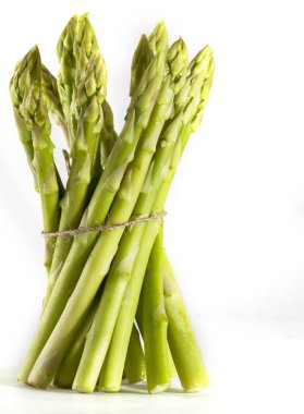 beyaz zemin üzerinde kuşkonmaz