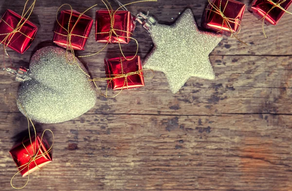 Fondo de Navidad con decoración plateada y roja —  Fotos de Stock