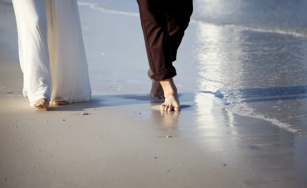 Par på stranden – stockfoto