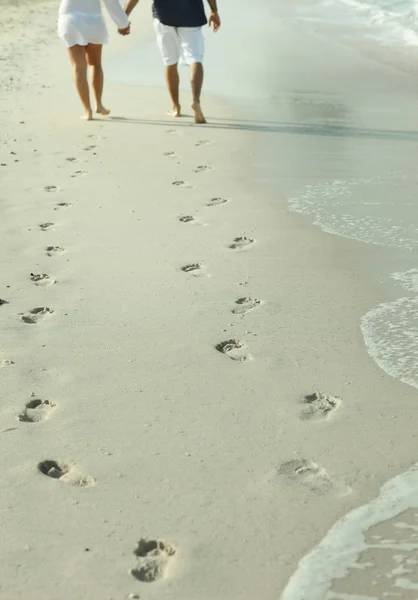 Coppia sulla spiaggia — Foto Stock