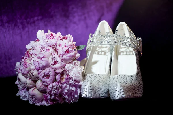 牡丹の花の靴と王冠 — ストック写真