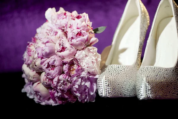 Flor de peônia com sapatos — Fotografia de Stock