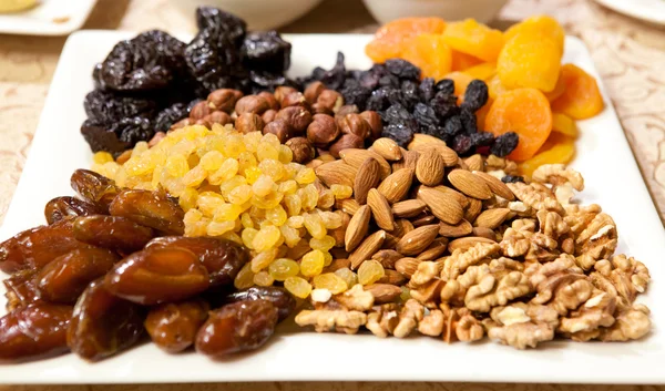 Ceviz ve kurutulmuş meyve.