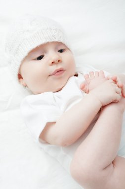 kız bebek örgü şapkalı