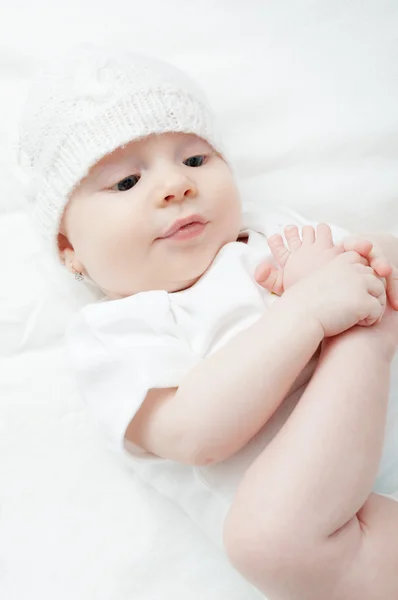 Baby pige i strikket hætte - Stock-foto