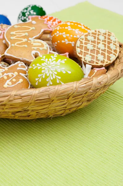 Panes de jengibre y huevos de Pascua — Foto de Stock