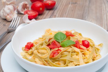 sarımsak ve domates ile makarna