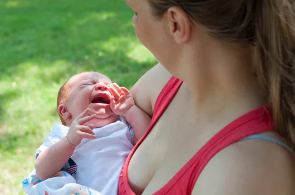 Mãe e bebê recém-nascido — Fotografia de Stock