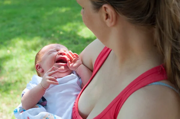 Мать и новорожденный ребенок — стоковое фото