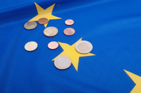 Euro-Münzen auf EU-Flagge — Stockfoto