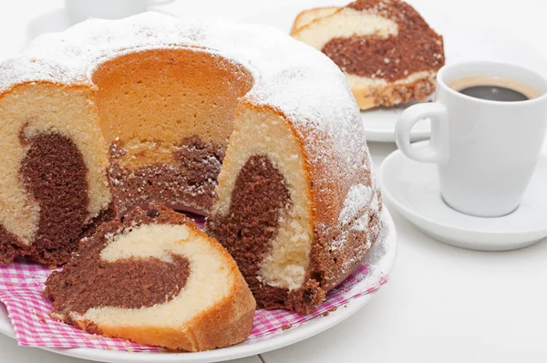 Gugelhupf-Kuchen und Espresso-Kaffee — Stockfoto