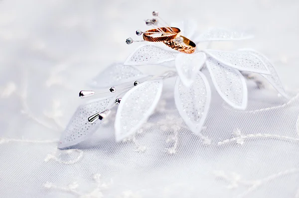 Svatební prsteny na květinách — Stock fotografie