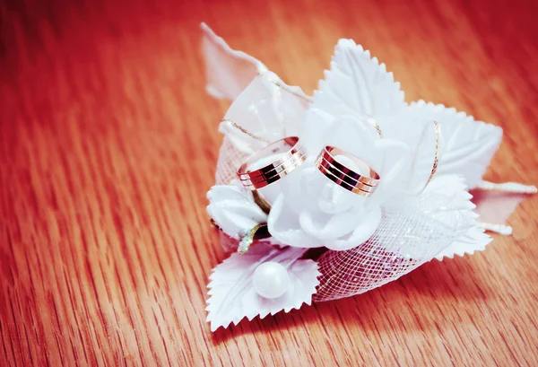 Wedding rings on flowers — Stock Photo, Image