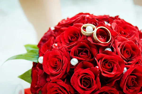 Обручальные кольца на цветы — стоковое фото