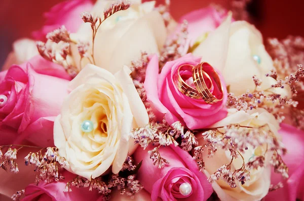 Cincin pernikahan pada bunga — Stok Foto