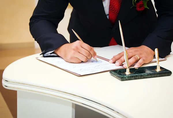 Newly-married couple signs documents — Stock Photo, Image