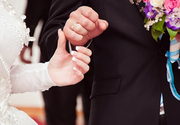 Novio poniendo un anillo de bodas en la novia — Foto de Stock