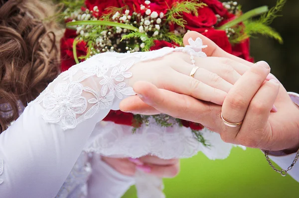 Noivo colocando uma aliança de casamento na noiva — Fotografia de Stock