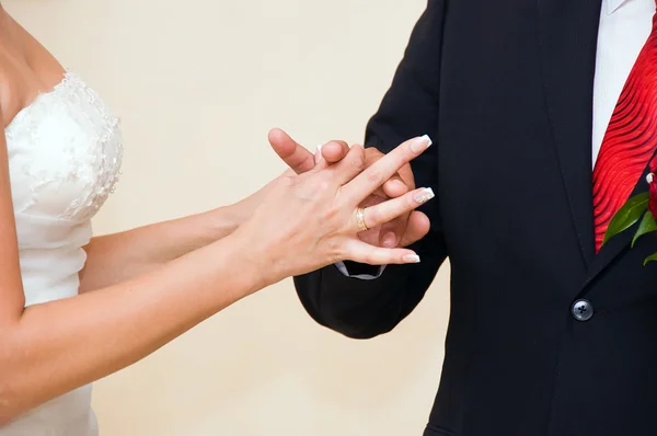 Novio poniendo un anillo de bodas en la novia — Foto de Stock