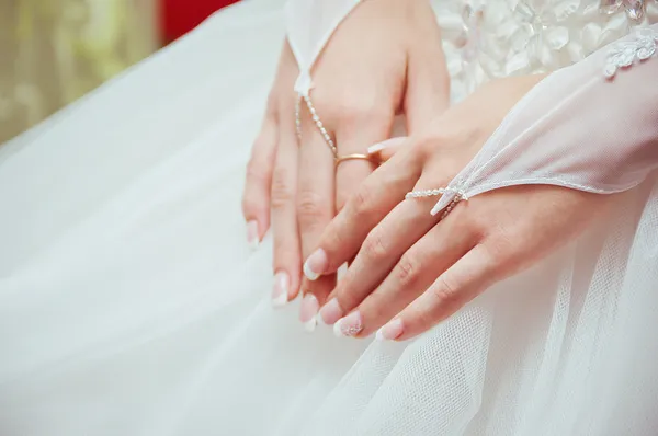Рука жениха - свадьба — стоковое фото