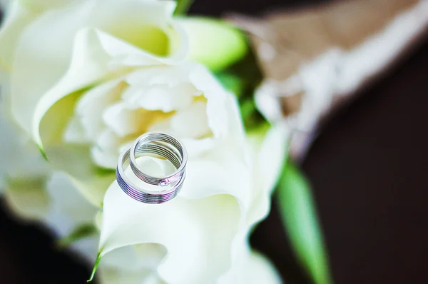 Svatební prsteny na květinách — Stock fotografie