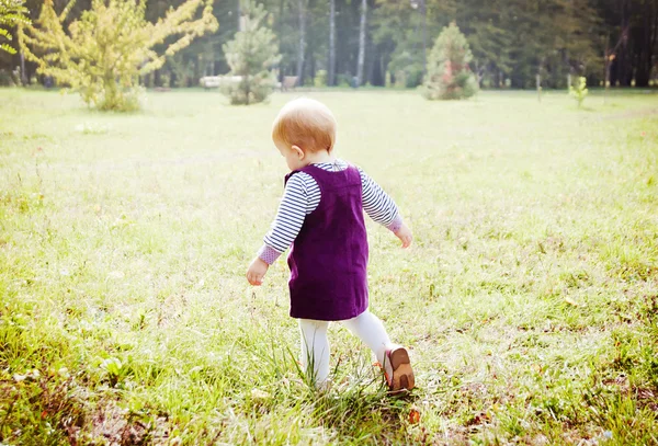 Courir bébé fille — Photo